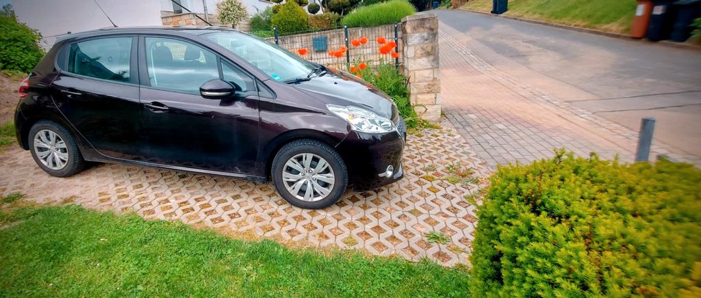 Peugeot 208 101.000 km 4.799 &euro; Penig 09322